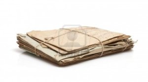 11234075-pila-de-papel-viejo-cartas-postales-sobres--atencion-selectiva